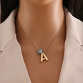 Dettaglio della collana in oro 18 carati con occhio blu e lettera A sul collo - Lettera A Oro