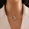 Détail du collier en or 18k avec pendentif lettre S et perle oeil bleu sur modèle - Lettre S Or