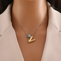 Détail du collier avec pendentif lettre Z 3D doré 18 carats et breloque œil bleu - Lettre V Or