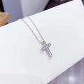 Collana con ciondolo a croce color argento con zirconi su espositore in pelle bianca - Croce / Argento