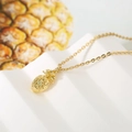 Collana con ciondolo a forma di ananas dorato con zirconi gialli su catena di metallo - Oro