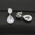 Dettaglio degli orecchini a clip in argento con pietre di zircone a forma di pera - Argento