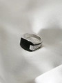 Makro-Detailansicht des Herrenrings in Silber mit schwarzer Emaille und seitlichen Zirkonia - US 7 / Silber