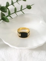 Makro-Detail eines breiten Hip-Hop-Rings in Gold mit schwarzer Einlage auf weißer Muschelschale - US 7 / Gold