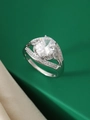 Vue macro détaillée d'une bague avec gemme ovale et monture divisée ornée de petits diamants - US 6 / Argent