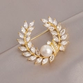 Eleganter Lorbeerkranz-Anstecker aus Gold mit Markasit-Zirkon und weißer Perle - Ähre Perle Brosche