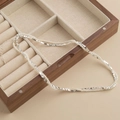 Elegante dubbellaagse ketting met zilveren blokjes en witte parels met karabijnsluiting - Verpletterd zilver parel wikkelketting