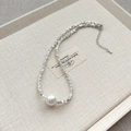Franse stijl zilveren onregelmatige schakelketting met een grote witte parelhanger - Ketting van verpletterd zilver met één grote parel