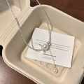 Elegante zilveren Y-halsketting met witte parels en minimalistische metalen kralen - Kwastjesketting van verpletterd zilver en parels