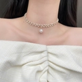 Franse dubbellaagse parel choker met camelia strik en glanzende strass kwastje voor dames - Strass Parel Choker Stijl