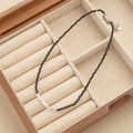 Zwarte kristallen kralenketting met zilveren accenten in een luxe sieradendoosje - Zwarte kristallen verpletterde zilveren ketting
