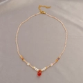 Handgemaakte parelketting met rode agaat hanger en goudkleurige roestvrijstalen sluiting - Zoetwaterparel Waterdruppel Ketting