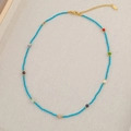Handgemaakte ketting van zoetwaterparels en turquoise met gouden karabijnsluiting - Parel Blauwe Kralenketting