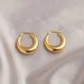 Gepolijste dikke gouden oorringen met een ovaal geometrisch design op zijde - Vintage Oorringen / Goud