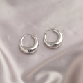 Gepolijste zilveren ovale chunky oorringen met hoogglans op een zijden achtergrond - Vintage Oorringen / Zilver