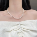 Elegante witte parelketting met een minimalistische gouden cirkelvormige hanger - Cirkel Parel Stijl
