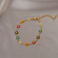 Gouden armband met kleurrijke emaille madeliefje hangers en verstelbare sluiting - Kleurrijke Madeliefje Armband
