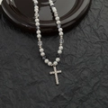 Collana con pendente a croce con strass bianchi e perle grigie su sfondo nero elegante - Collana di Perle Riflettenti con Croce