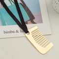 Minimalistische Halskette mit goldenem Kamm-Anhänger und schwarzer Kordel für Damen - Gold