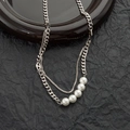 Collana a doppia catena argento con cinque perle bianche per un look moderno ed elegante - Collana con Perle Bianche