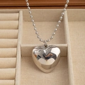 Colgante de corazón plateado pulido en un collar de cadena de bolas para mujer - Plateado