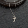 Collana minimalista in acciaio al titanio con pendente numero 7 argento e strisce verticali - Collana Numero 7