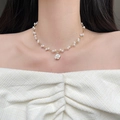 Elegante camellia parelchoker met wit geëmailleerde bloemhanger en gouden accenten - Camellia Parel Stijl