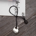 Gepolijste zilveren hart hanger aan een zwart leren koord ketting voor dames - Hol Hart Stijl