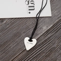 Zilveren hartvormige hanger ketting met Wait More gravure op een zwart koord - Letter Hart Stijl (WAIT MORE)