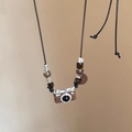 Vintage braune Kamera-Anhänger-Halskette mit Quasten und Perlen im Retro-Stil für Damen - Schwarze Kordel mit Dekoperlen / Kaffeebraune Kamera-Halskette (5605216052959)