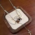 Retro Kamera-Halskette mit Perlen und Fransenkreuz auf einem Holzdisplay-Tablett - Gespleißte Kette mit Quaste / Kaffeebraune Kamera Quasten Halskette