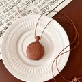 Collier avec pendentif fleur en bois marron foncé et cordon tissé ethnique - Collier Flasque en Santal Bois Naturel