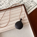 Long collier ethnique avec pendentif bouteille en bois foncé et cordon tressé marron - Collier Flasque en Santal Bois Noir