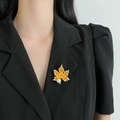 Eleganter Ahornblatt-Anstecker mit Orangen-Zirkon und Perle am schwarzen Revers - Perle Ahornblatt Stil