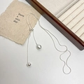Verstelbare zilveren slangenketting met twee elegante metalen kogelhangers - Geborstelde Balstijl