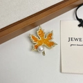Broche de hoja de membrillo dorada con circonitas naranjas y una gran perla blanca fina - Broche de Hoja de Arce con Perlas
