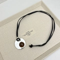 Collana in acciaio al titanio con cordino in pelle e pendente tondo in pietra per maglia - Caffè Rotondo