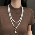 Elegante dubbellaagse witte parelketting met een barokke parelhanger en zilveren sluiting - Druppel Vintage Parelketting