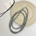 Elegante lange grijze parelketting met metalen sluiting voor een gelaagde stijl en glans - Grijze parelketting