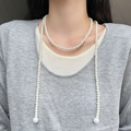 Elegante lange onregelmatige parelketting met diverse maten op een grijze trui gestyled - Multi-draagbare Ronde Parelketting