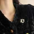 Élégante broche ronde dorée avec logo double C entrelacé et détail de perle chic - Style Perle en Zirconium