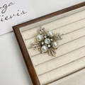 Vintage Goldene Sternbrosche mit zentralem Kristall, Perlen und Strass im Samttablett - Vintage-Kreuz-Stil
