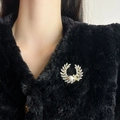 Golden wheat-shaped brooch featuring marquise zirconia and a central white pearl - Wheat Pearl Style