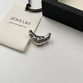 Silberner Croissant-Ring mit Plissee-Struktur, präsentiert in einer Schmuckschatulle - Croissant-Stil / Silber