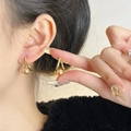 Driehoekige gouden hangoorbellen met champagnekleurige parels op model - Champagne Parel Oorclips