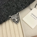 Brosche in Silber Leopardenkopf-Form mit funkelnden Strasssteinen und Emaille - Silber