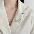 Élégante broche d'épi de blé plaquée or avec zircons et opales sur le revers d'un blazer - Style Blé Oeil de Chat