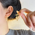 Élégantes boucles d'oreilles perles dorées au design français portées par un modèle - Boucles d'Oreilles Perles Or Champagne