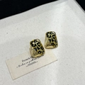 Elegante gouden geometrische oorknopjes met luipaardprint en geribbelde randen - Rechthoekige Gestreepte Stijl (M-6)