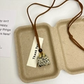 Collana con ciondolo a borsa in diaspro dalmata e cordino in pelle scamosciata - Collana a Borsa in Diaspro Dalmata